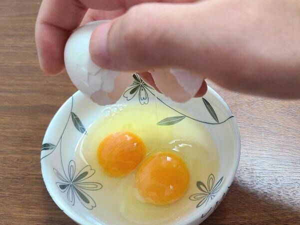 卵を片手で割るメリットって何　割るコツは叩く場所と親指の使い方　動画で見ると…
