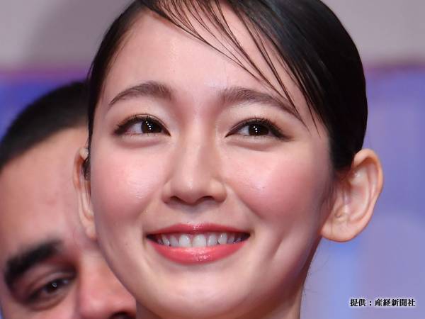 吉岡里帆がスポーティ＆セクシーな写真を投稿！　やっぱり胸元がキレイ