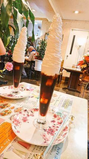 「デカすぎんだろ…」もはや生クリームメインのコーヒー