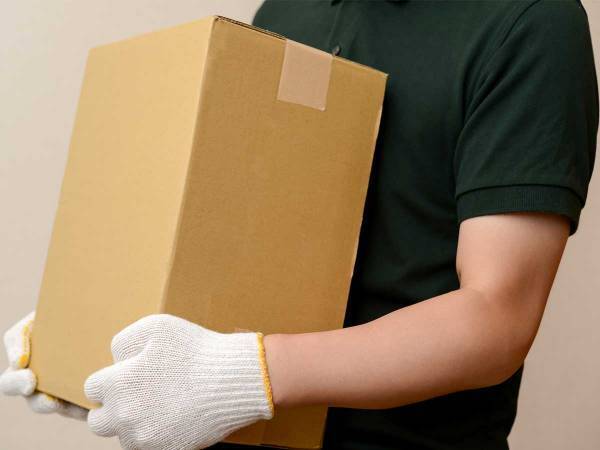 道行く人に無視されて、困っていたおじさん　そこへ男性配達員がやってきて…？