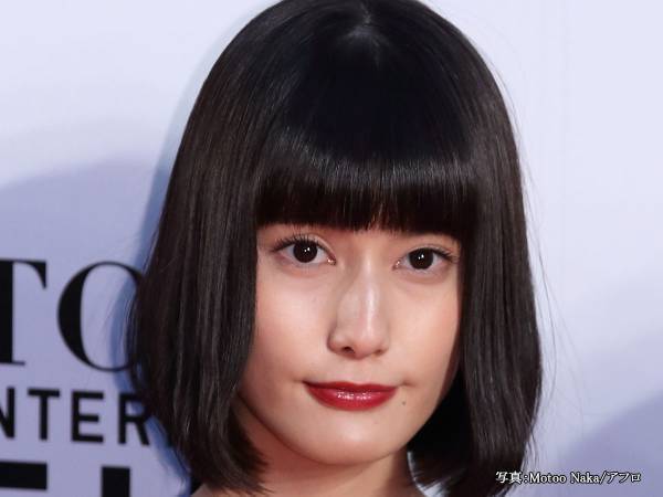 橋本愛がインスタでドレス姿を公開　しかし、ファンからツッコミが「笑える」
