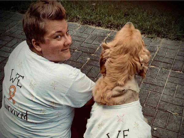 おそろいのTシャツを着た女性と愛犬　背中に書かれた『言葉』が感動を呼ぶ