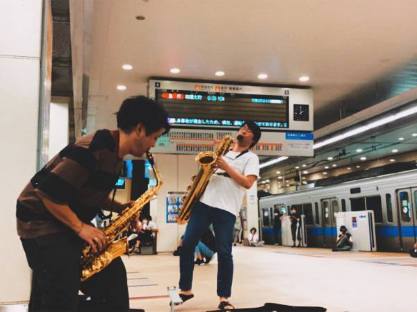 終電が人身事故でストップ…　深夜のホームで突如始まったのは？　「なんて素敵」「感動」