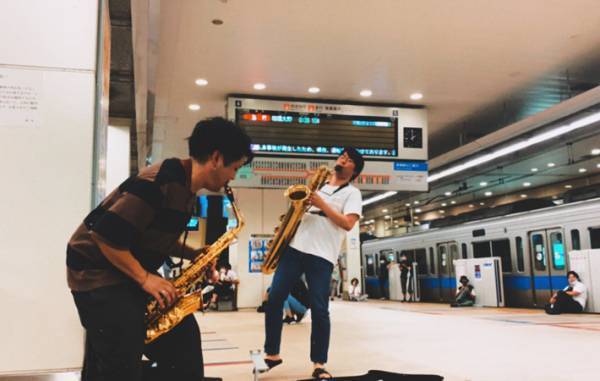 終電が人身事故でストップ…　深夜のホームで突如始まったのは？　「なんて素敵」「感動」