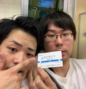 終電が人身事故でストップ…　深夜のホームで突如始まったのは？　「なんて素敵」「感動」