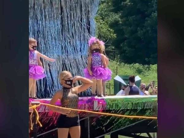 ダンスの発表会でまったく踊らない女の子に称賛の声　「この子は伝説になる」