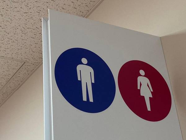 トイレの貼り紙にツッコミが殺到！　「どういうこと！？」「気になりすぎる」