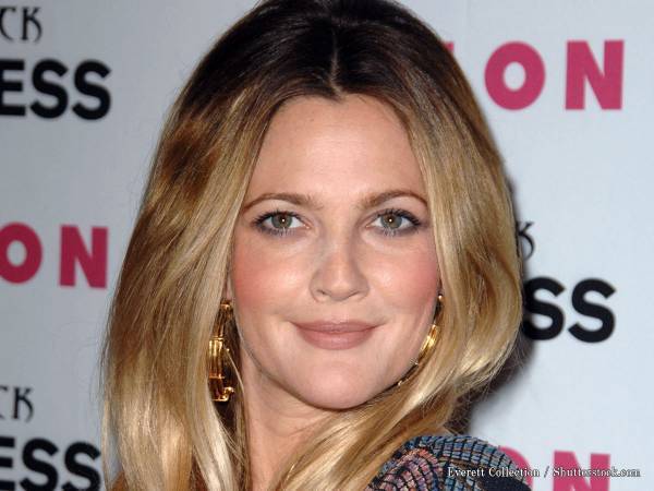 『E.T.』の名子役、ドリュー・バリモアの栄光と挫折　昔から現在までを映画で振り返る