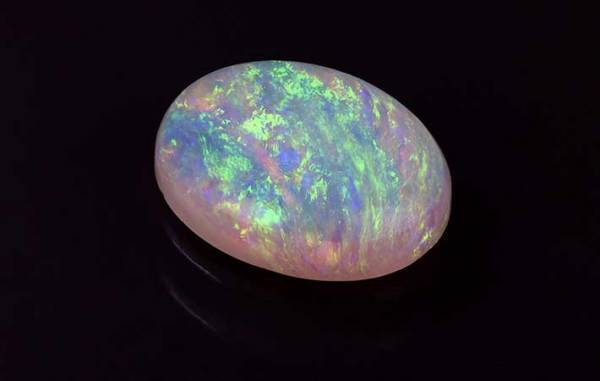 １０月の誕生石は２つ　それぞれの宝石が持つ、意味と和名