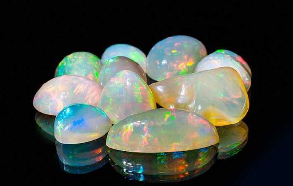 １０月の誕生石は２つ　それぞれの宝石が持つ、意味と和名