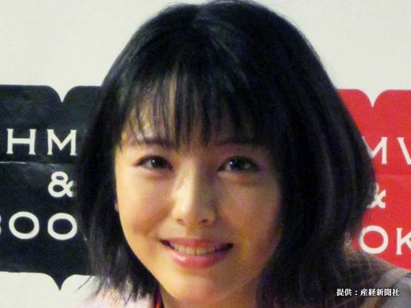 浜辺美波＆横浜流星が落書きに熱中？　後ろから見ているのは…