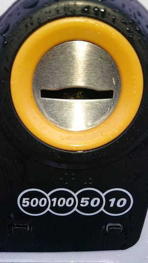 自販機で飲み物を買おうとした男性　コイン投入口を覗くと…？