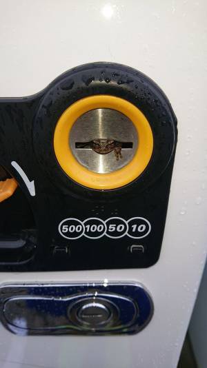 自販機で飲み物を買おうとした男性　コイン投入口を覗くと…？