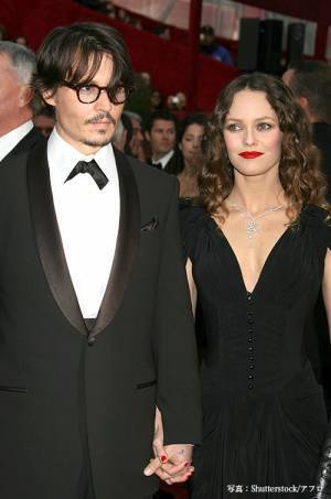 ジョニー・デップの若い頃を出演映画で振り返る　美人と話題の娘も女優として活躍中