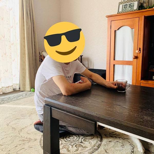 ３匹の犬に囲まれている男性…　数秒後の展開に爆笑！