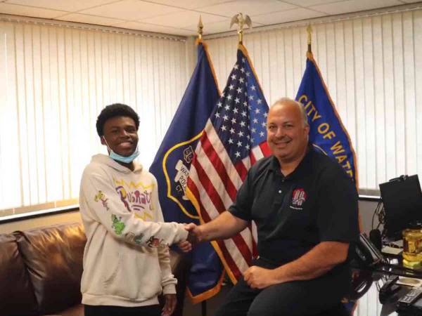 火のついた車を目撃した青年がとった行動を警察も称賛　「なんて勇敢なんだ！」