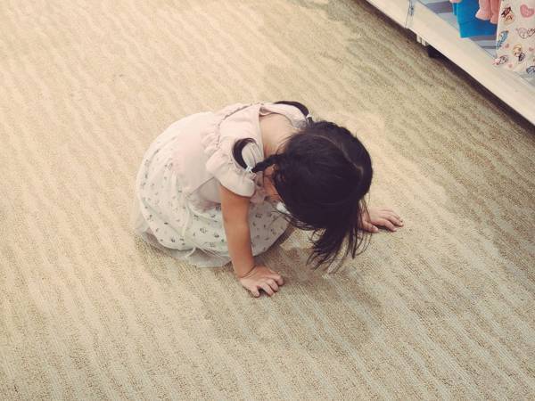 床に手を付けて絶望する２歳娘…　その理由に、９万人が癒された！