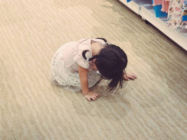 床に手を付けて絶望する２歳娘…　その理由に、９万人が癒された！