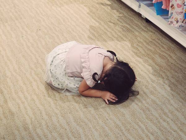 床に手を付けて絶望する２歳娘…　その理由に、９万人が癒された！