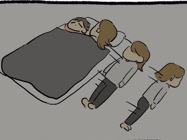 布団で娘を寝かしつけた母親　そっと部屋を出ると、猫が待ち構えていて…！？