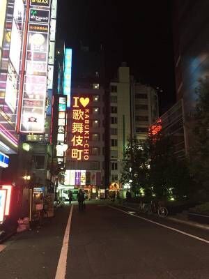 深夜の歌舞伎町で『取っ組み合いのケンカ』　激写した写真に２４万人が『いいね』