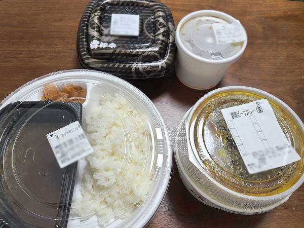 吉野家、松屋、すき家のカレーをまとめて食べ比べ！　ルーのみで一番辛さが強いのは…