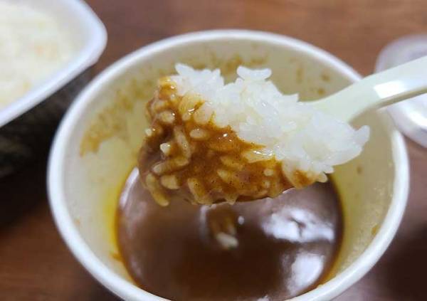 吉野家、松屋、すき家のカレーをまとめて食べ比べ！　ルーのみで一番辛さが強いのは…