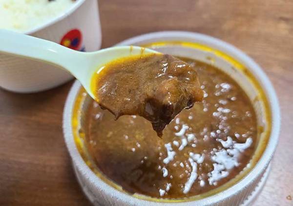 吉野家、松屋、すき家のカレーをまとめて食べ比べ！　ルーのみで一番辛さが強いのは…