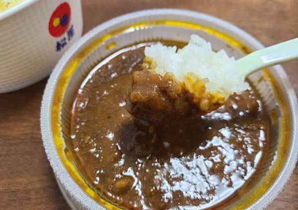 吉野家、松屋、すき家のカレーをまとめて食べ比べ！　ルーのみで一番辛さが強いのは…