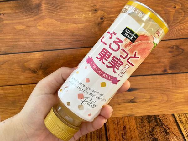 文字が上下逆さにプリントされたペットボトルラベル　ミスかと思いきや…