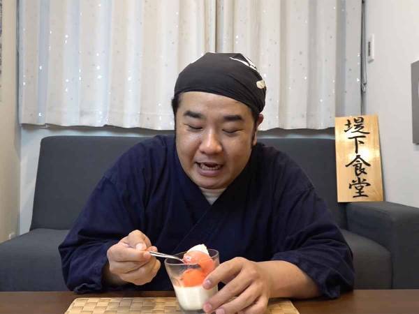 「お刺身のように」？！　おもしろ指導にホッコリ　まるでサーモンのような桃で完成させたスイーツは…