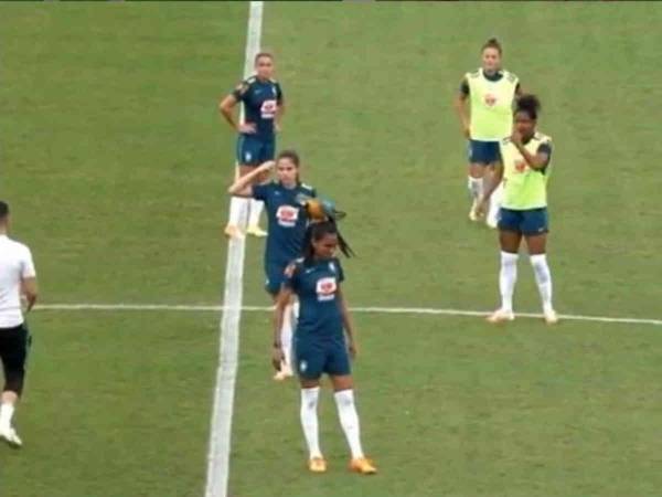 前代未聞のハプニング　サッカーの試合中に飛んできた『珍客』が選手の頭に着地