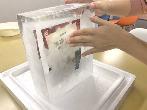 会社に届いた重い荷物　開けると『ヒンヤリ』とした塊が出てきて？