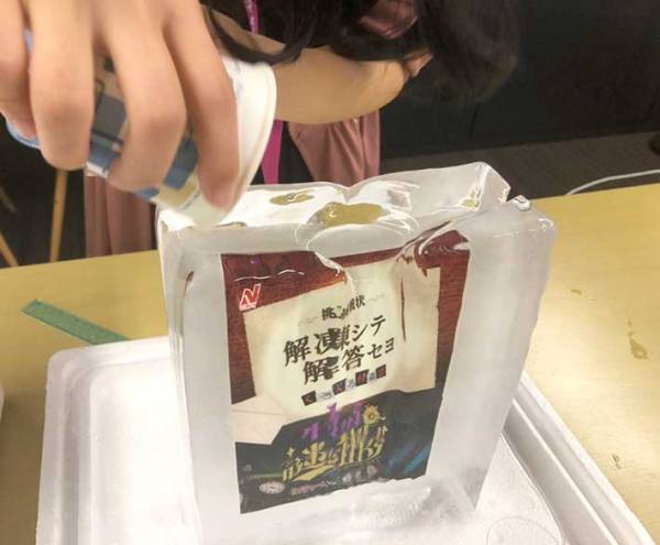 会社に届いた重い荷物　開けると『ヒンヤリ』とした塊が出てきて？