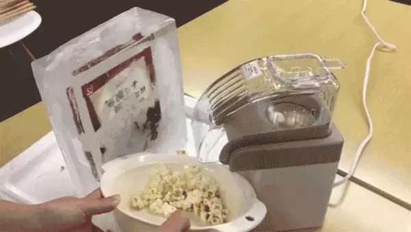 会社に届いた重い荷物　開けると『ヒンヤリ』とした塊が出てきて？