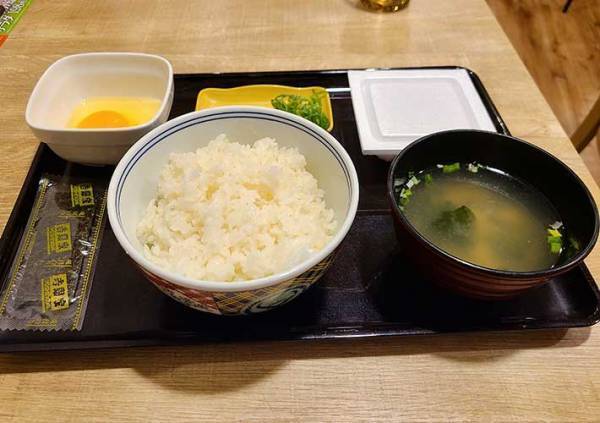 吉野家で無限におかわりできるメニューに「コスパよすぎ」「自由だから食べすぎるわ」