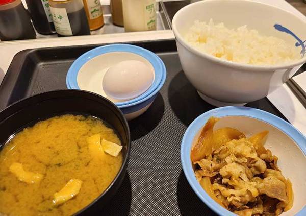 吉野家で無限におかわりできるメニューに「コスパよすぎ」「自由だから食べすぎるわ」