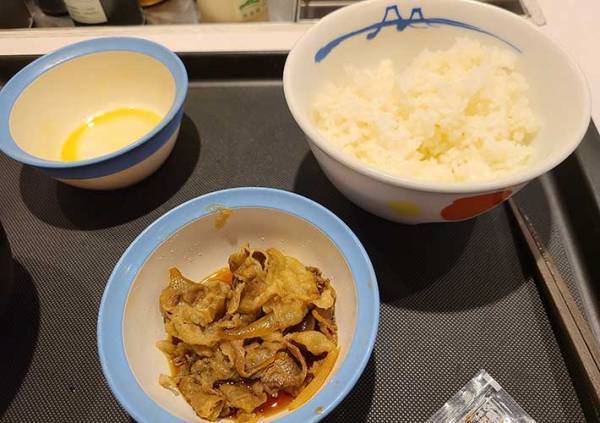 吉野家で無限におかわりできるメニューに「コスパよすぎ」「自由だから食べすぎるわ」