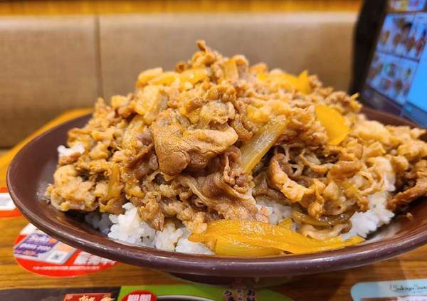 すき家でキングサイズは持ち帰りできるの？　カロリーや値段、肉の量を考えるとコスパは？