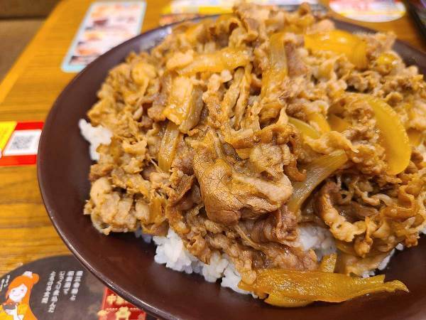 すき家でキングサイズは持ち帰りできるの？　カロリーや値段、肉の量を考えるとコスパは？