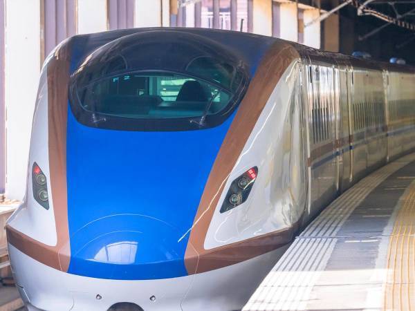 北陸新幹線のポスターが強すぎると話題に　「これは二度見する」「笑った」