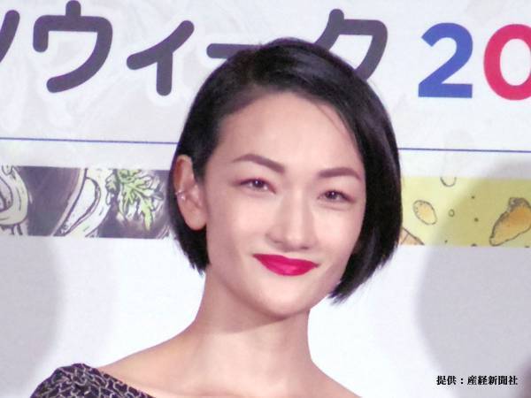 冨永愛、高田賢三さんを悼み生後６か月の息子とのランウェイ写真を公開