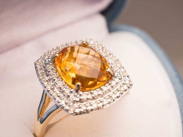 １１月の誕生石は友情や金運を高める？　２つの宝石に秘められた意味や伝説