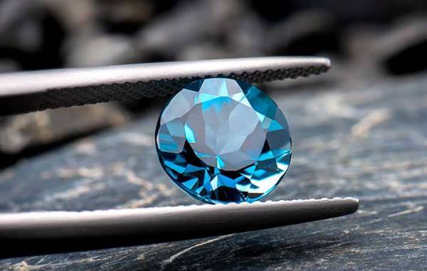 １１月の誕生石は友情や金運を高める？　２つの宝石に秘められた意味や伝説