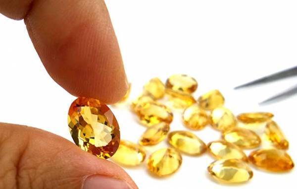 １１月の誕生石は友情や金運を高める？　２つの宝石に秘められた意味や伝説