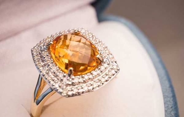 １１月の誕生石は友情や金運を高める？　２つの宝石に秘められた意味や伝説