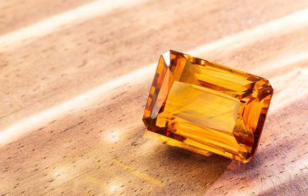 １１月の誕生石は友情や金運を高める？　２つの宝石に秘められた意味や伝説