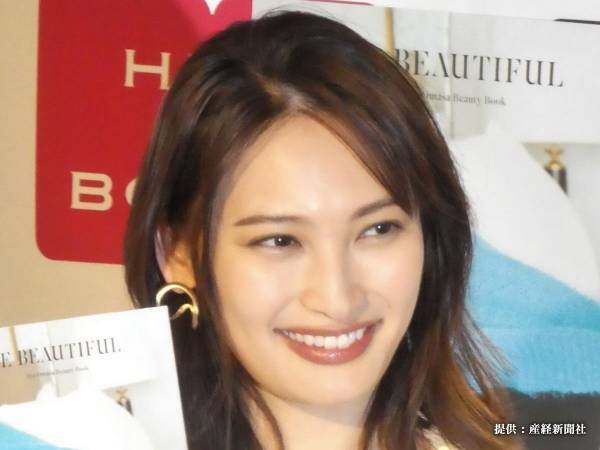 大政絢、背中見せが美しいワンピ姿で「くるん」と一回転　「お姫様みたい」とファン、ため息