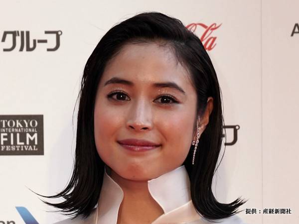 広瀬アリス、自身の制服姿に「スカート丈は…」　ファンからはさまざまな声