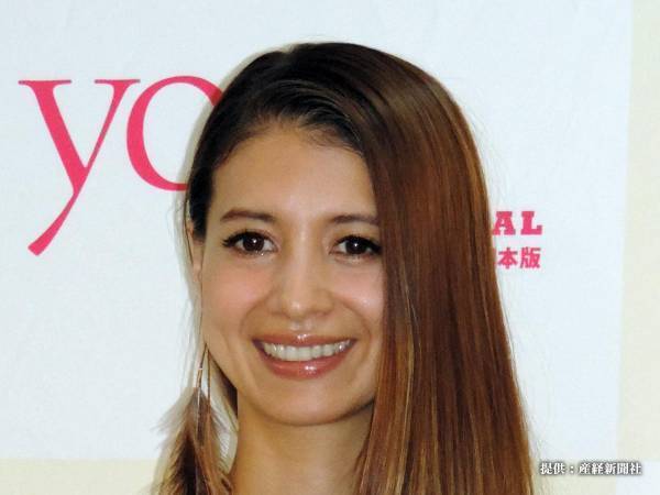 吉川ひなのが公開した写真に「癒される！」　娘と猫のやりとりが絵本のよう